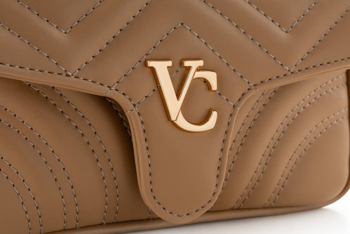 Vince Camuto Bolso Bandolera Camel Piel de Polivinilo Elegante y Funcional 23x7x15 cm